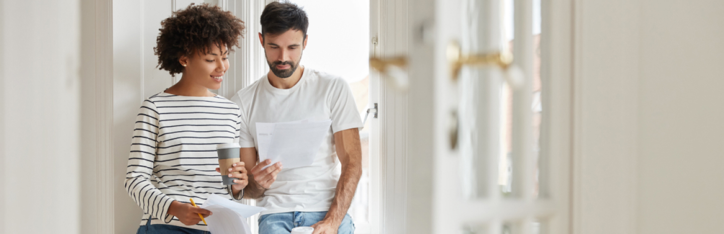 un chico y una chica mirando un documento