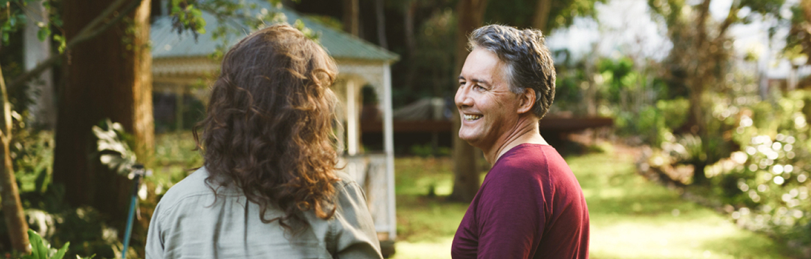 pareja sonriendo