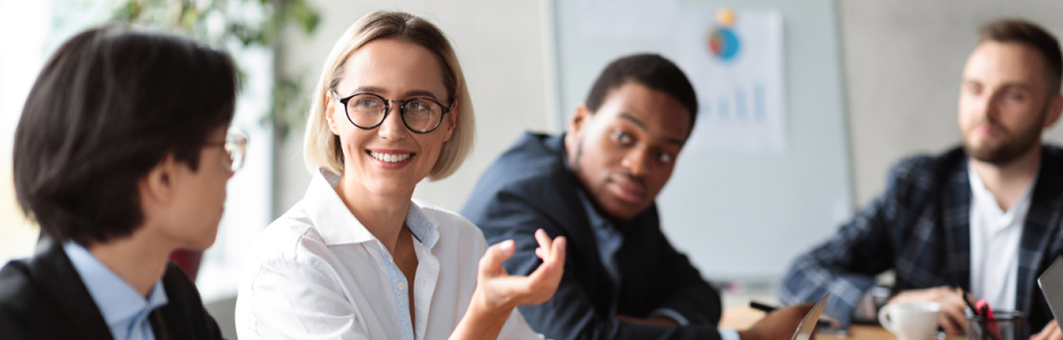 mujer empresa reunión 