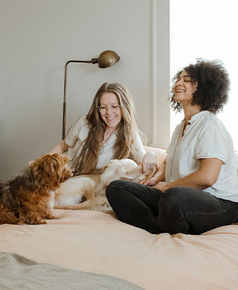 dos chicas con perro