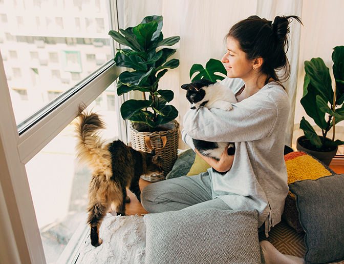 mujer con gatos