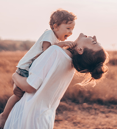 mujer besando hijo